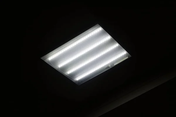 暗闇の中の天井にある広場の蛍光灯 — ストック写真