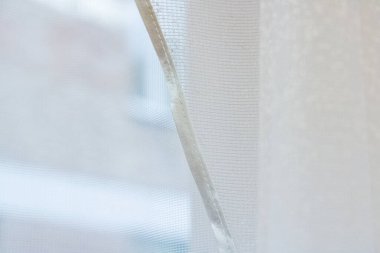 Beyaz kumaşa saten dikiş. Yakın çekim.