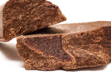 Beyaz arka planda izole edilmiş büyük çikolata parçaları.