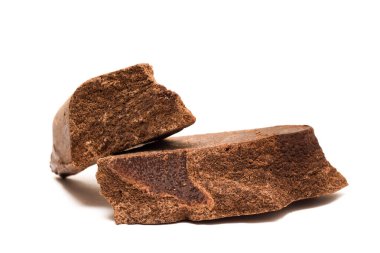 Beyaz arka planda izole edilmiş büyük çikolata parçaları.