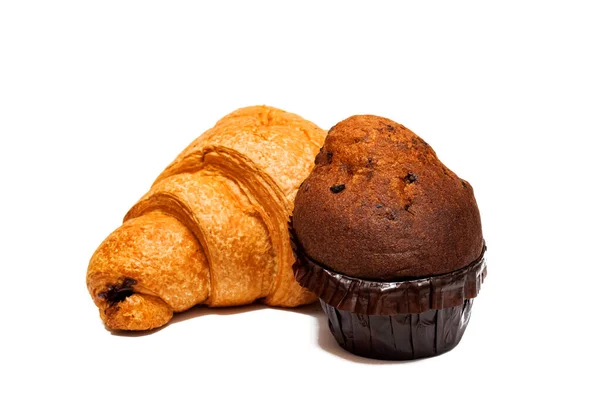 Ruddy croissant med choklad och cupcake isolerad på vit bakgrund — Stockfoto