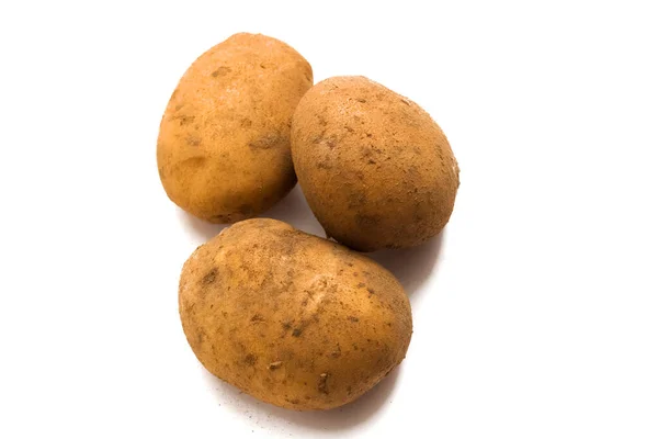 Três batatas frescas cruas isoladas sobre fundo branco — Fotografia de Stock