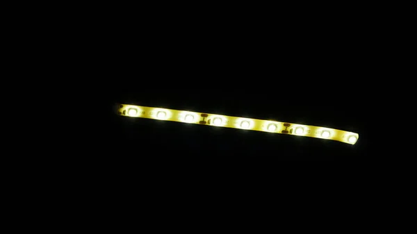 Pequenas lâmpadas na faixa de LED no escuro — Fotografia de Stock