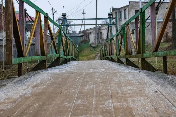 Antiguo puente de madera abandonado cerca en invierno — Foto de Stock