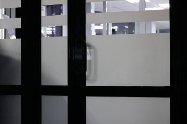 Kapalı kapılar ardında, karanlıkta.