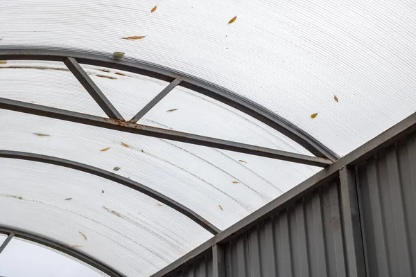 Telhado gazebo plástico transparente com gotas de chuva — Fotografia de Stock