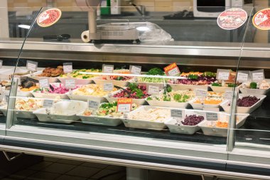 Beyaz Rusya, Novopolotsk - 11 Ekim 2019: Buzdolabında salata seçimi