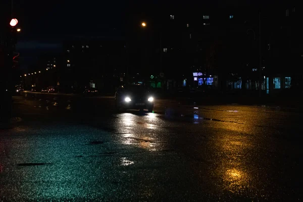 BELARUS, NOVOPOLOTSK - OKTOBER 11, 2019: Un coche por la noche en la carretera de la ciudad —  Fotos de Stock