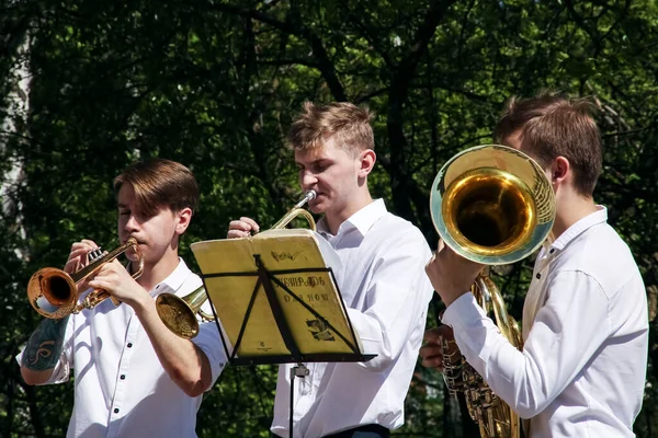 Vitryssland, Novopolotsk - 17 juli 2018: Musiker i sommarparken spelar trumpeter — Stockfoto