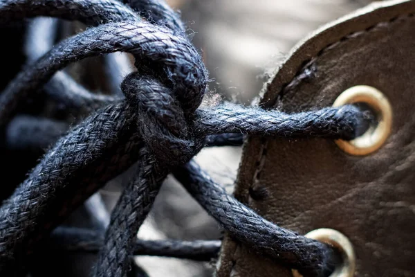 Cordones en botas de hombre negras de cerca — Foto de Stock