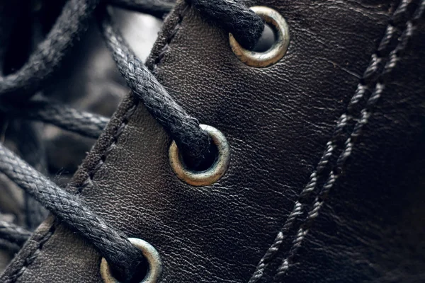 Cordones en botas de hombre negras de cerca —  Fotos de Stock