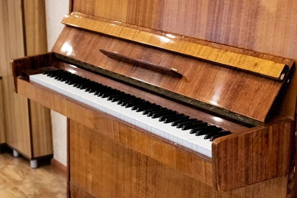 Big brown wooden piano close up in room — Stockfoto