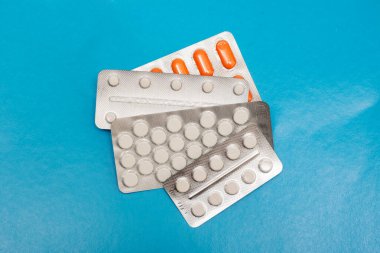 Mavi arkaplanda haplar paketleniyor