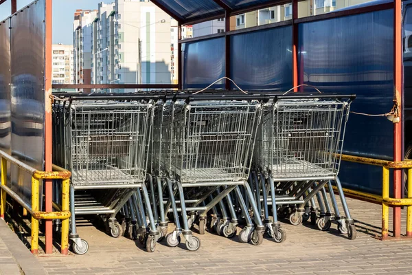 Süpermarkette bir sürü market arabası var.