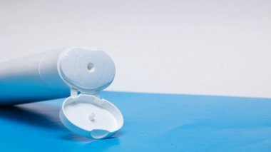 Mavi arka planda krema olan beyaz konteyner