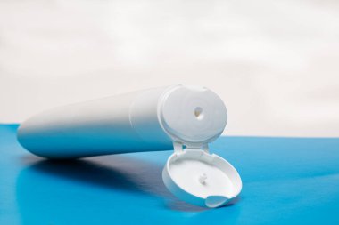 Mavi arka planda krema olan beyaz konteyner