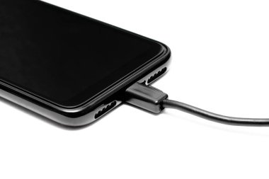 Şarjlı siyah telefon beyaz arkaplanda izole edildi