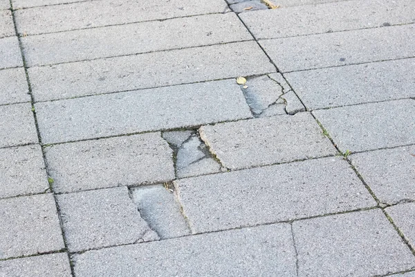 Vieille tuile cassée sur le trottoir, fond — Photo