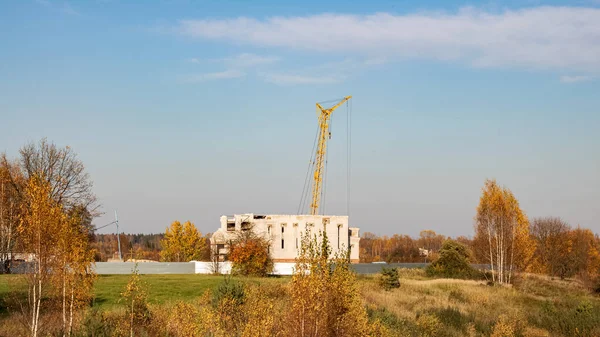 Construção de casas e guindastes de construção de perto — Fotografia de Stock