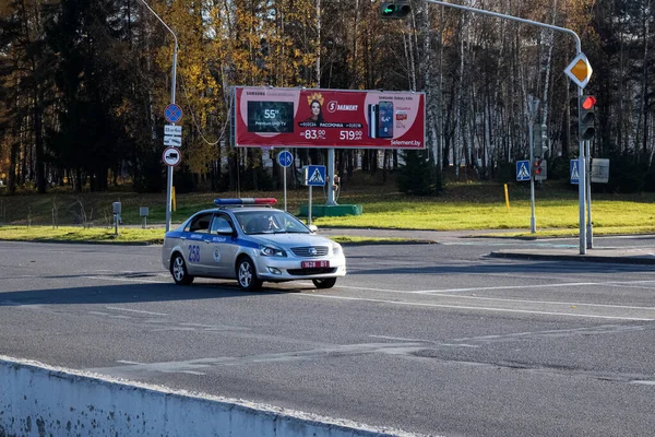 Білорусь, Новополоцьк - Октобер 16, 2019: Поліцейський автомобіль на широкій дорозі — стокове фото