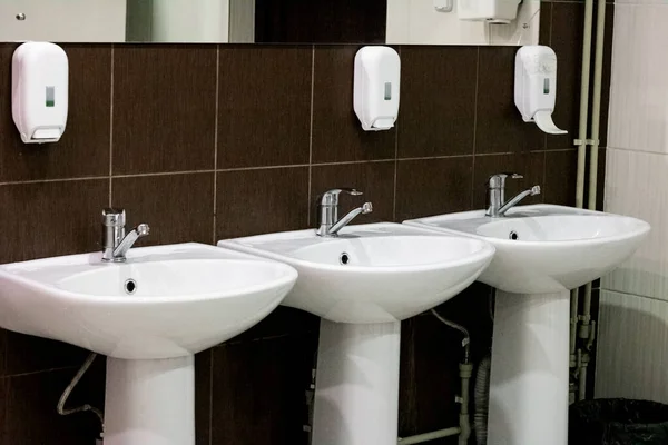 Weiße Waschbecken in der Toilette in Großaufnahme — Stockfoto