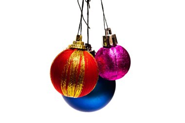 Beyaz arka plan üzerinde izole üç Noel topları