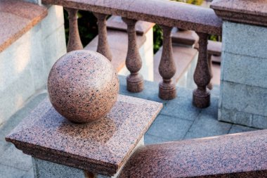 Kırmızı mermer. Merdiven açık alanda.