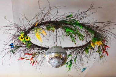 Tavanda parlak beyaz disko topu yakın plan