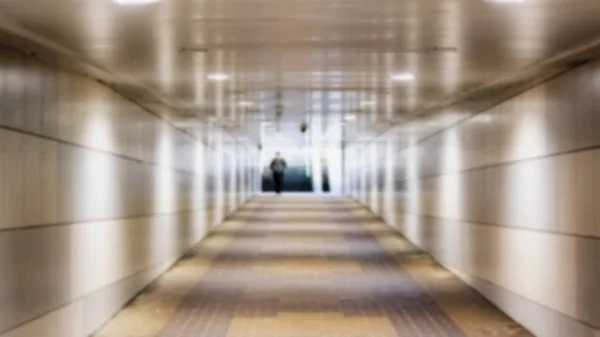 Saída túnel underpass e escadas em luz solar, fundo embaçado — Fotografia de Stock