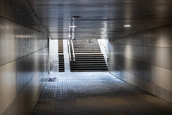 Tünelden çıkış alt geçidi ve güneş ışığında merdivenler. — Stok fotoğraf