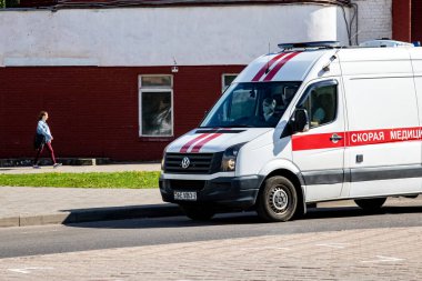BELARUS, NOVOPOLOTSK - 28 MAYIS 2020: Ambulans yolda