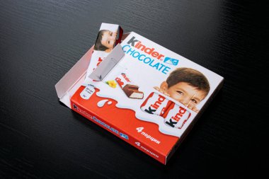 BELARUS, NOVOPOLOTSK - 28 Mayıs 2020: Siyah masadaki Kinder Çikolata