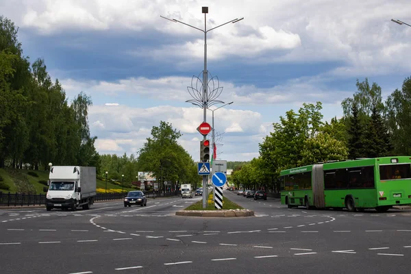Belarus Novopolotsk Maj 2020 Samochody Autobus Skrzyżowaniu Wiosną — Zdjęcie stockowe