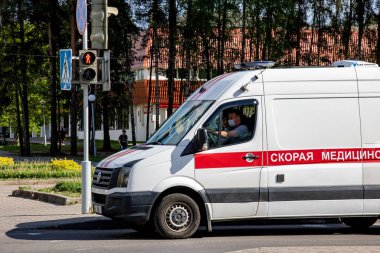 BELARUS, NOVOPOLOTSK - 28 MAYIS 2020: Ambulans yolda