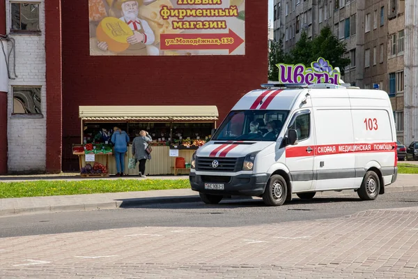 Belarus Novopolotsk Maj 2020 Ambulans Drodze Zbliżenie — Zdjęcie stockowe