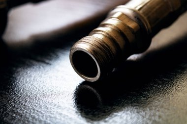 Tahta masadaki metal su boruları, makro fotoğraf.