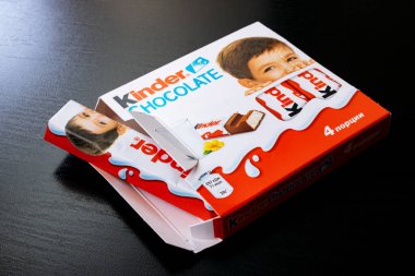BELARUS, NOVOPOLOTSK - 28 Mayıs 2020: Siyah masadaki Kinder Çikolata