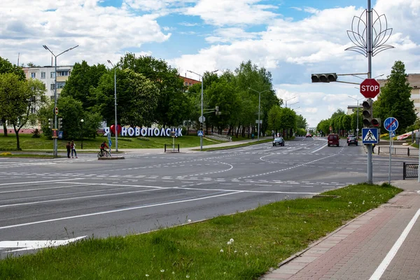 Belarus Novopolotsk Maj 2020 Samochody Autobus Skrzyżowaniu Wiosną — Zdjęcie stockowe