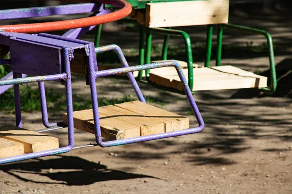 Sentado Balanço Crianças Brilhantes Parque Diversões Perto — Fotografia de Stock