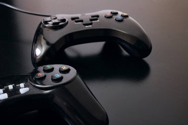 Siyah ahşap bir masada joystick oynamak...
