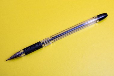 Sarı arka planda siyah kalem. Yakın plan.