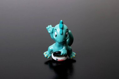 BELARUS, MINSK - 22 Haziran 2020: Kinder Surprise 'den oyuncak ejderha