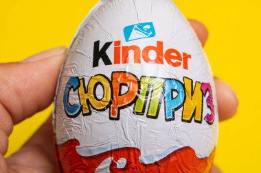 BELARUS, MINSK - 22 Haziran 2020: Sarı arka planda daha nazik sürpriz çikolata yumurtası