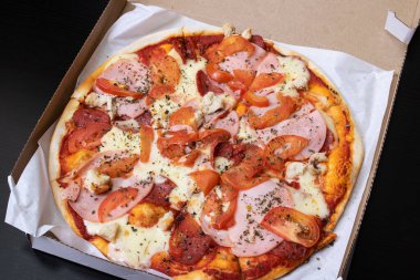 Tahta bir masada, kutuda pizza, üst manzara.