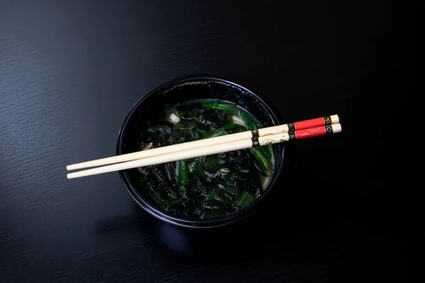 Sopa Japonesa Paus Uma Mesa Madeira — Fotografia de Stock