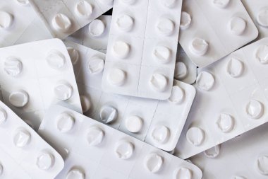 Beyaz hap paketleri, arka plan veya dokuyu kapatır