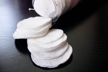 Siyah ahşap masadaki pamuk diskler. Yaklaş.