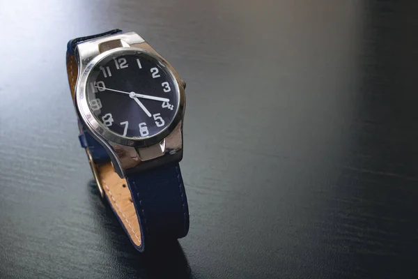 Blaue Armbanduhr Auf Schwarzem Holztisch Großaufnahme — Stockfoto