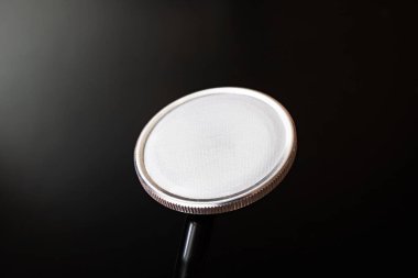 Siyah arka planda tıbbi steteskop. Yakın plan.