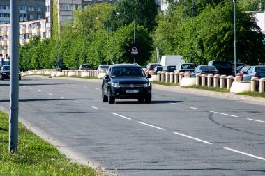 BELARUS, NOVOPOLOTSK - 28 MAYIS 2020: yoldaki siyah araba